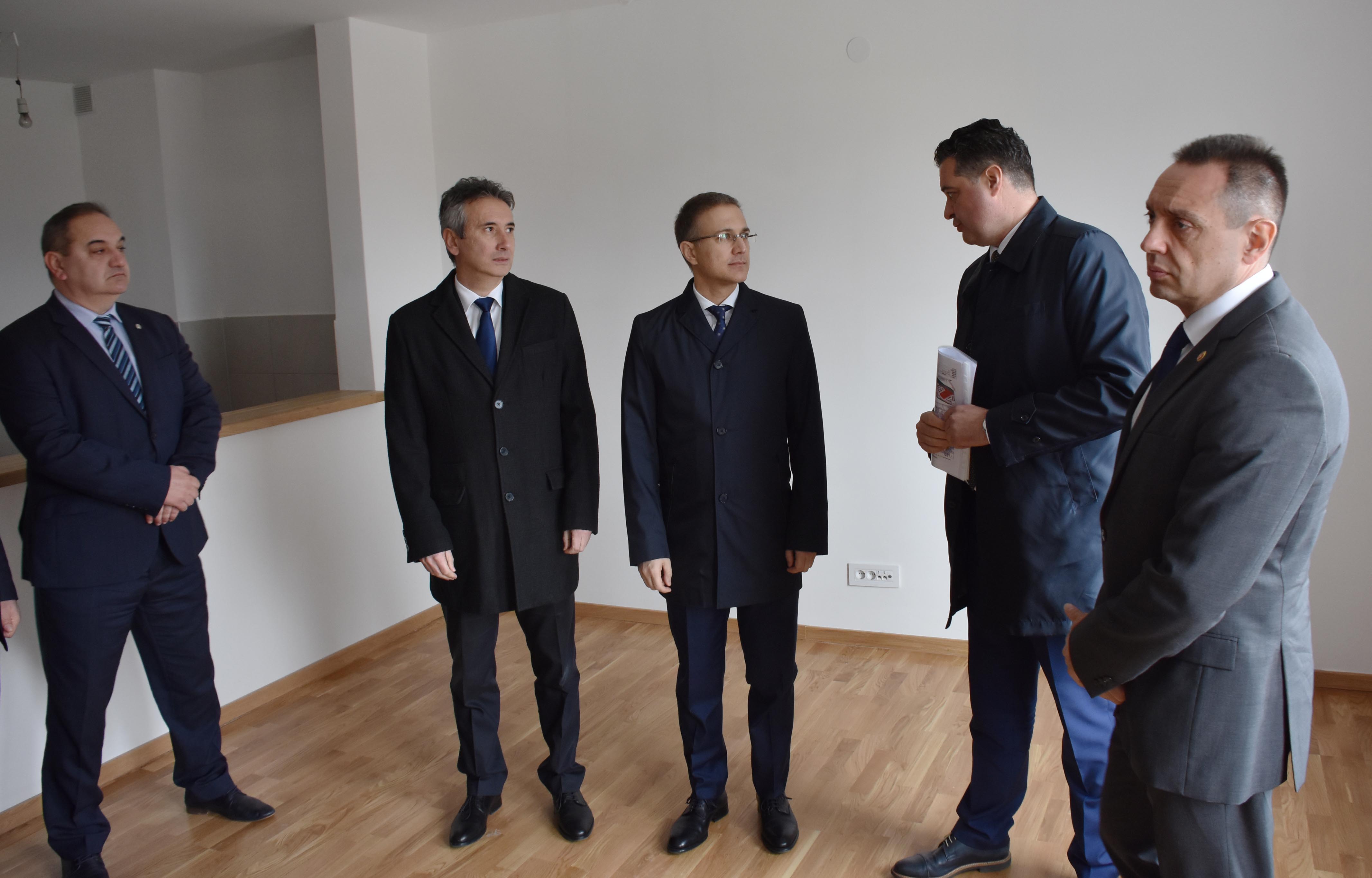 Ministar Stefanović uručio u Vranju klјučeve za 39 stanova pripadnicima snaga bezbednosti