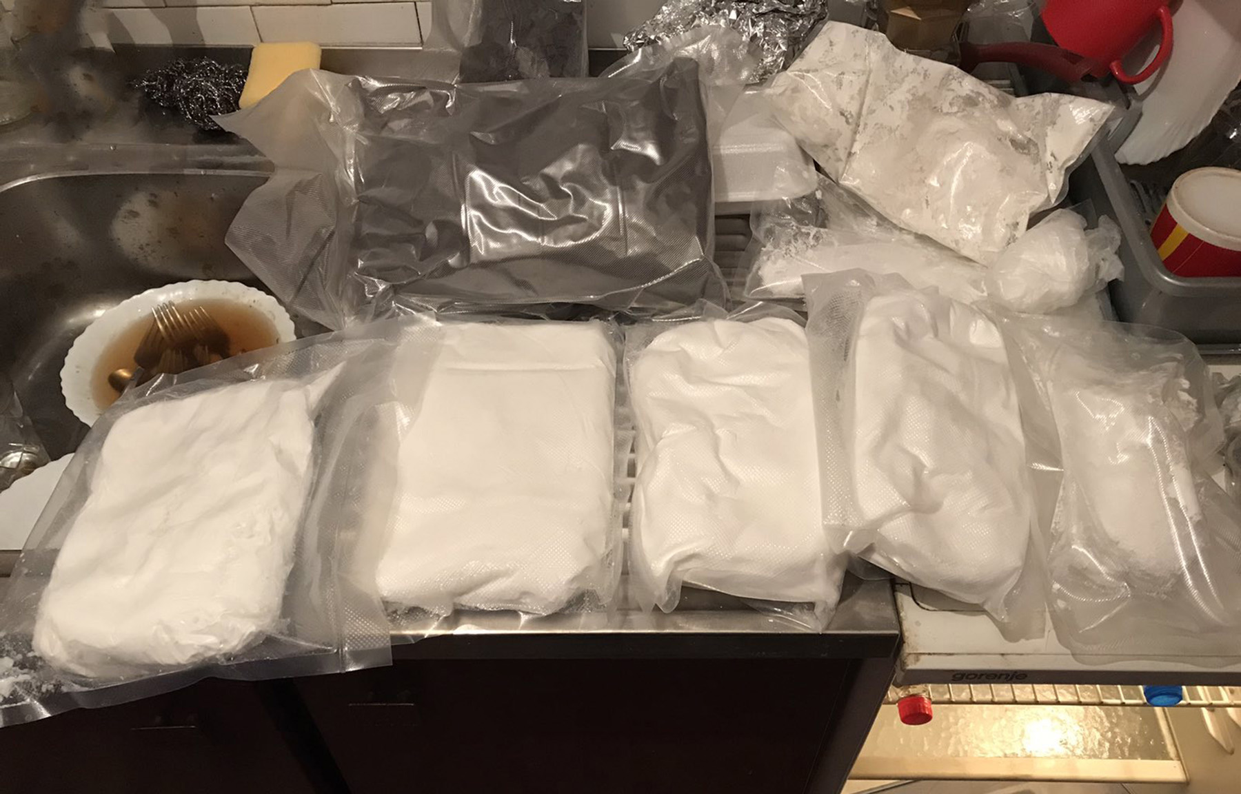Pretresom stana na Čukarici pronađeno oko pet kilograma spida, 6.000 tableta ekstazija i marihuana