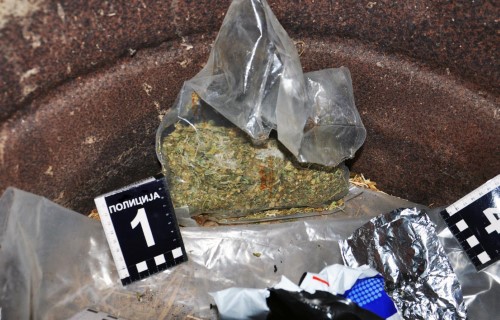 Bacio pakete marihuane kada je ugledao policiju