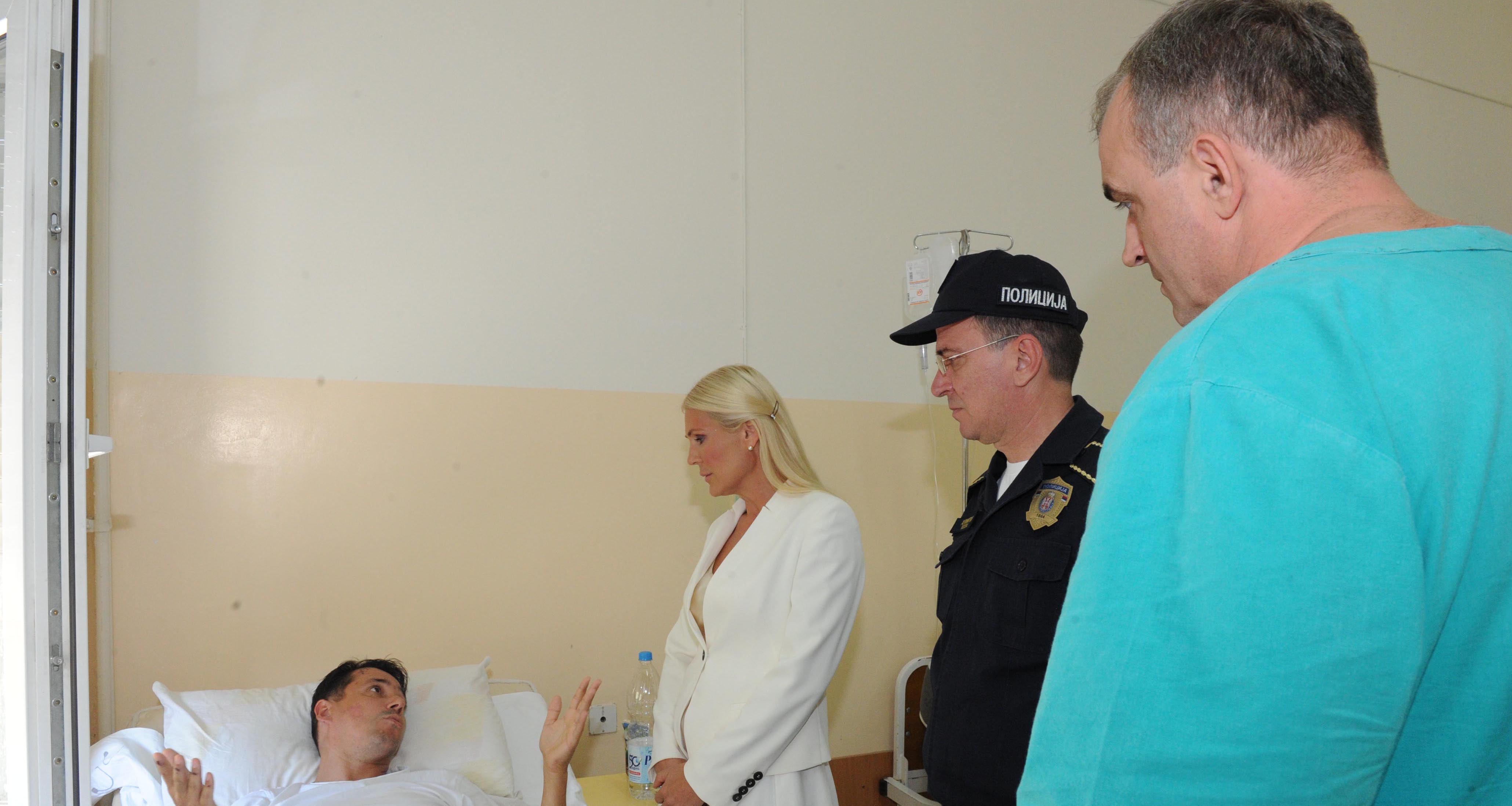Државни секретар Биљана Поповић Ивковић и начелник Управе полиције обишли повређеног припадника саобраћајне полиције