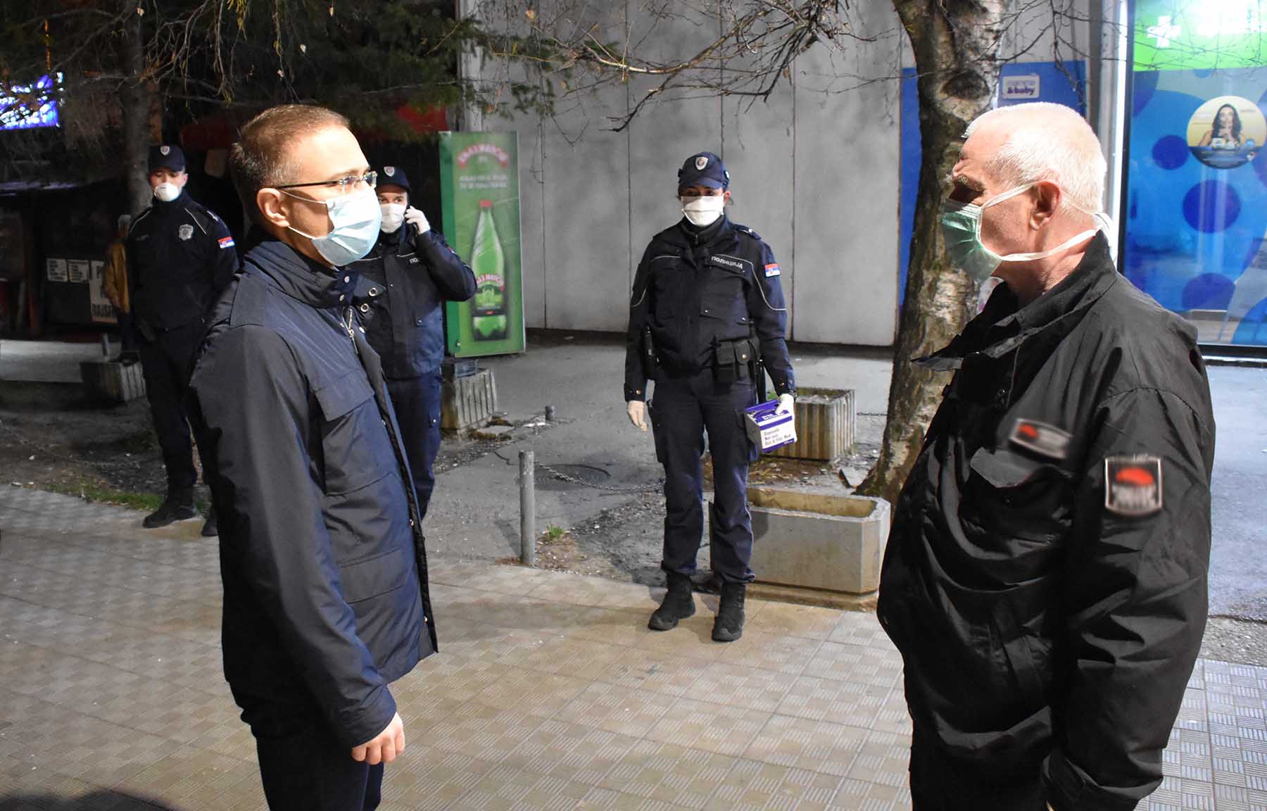 Ministar Stefanović obišao više prodavnica u kojima su penzioneri kupovali namirnice i zahvalio im na disciplinovanom ponašanju