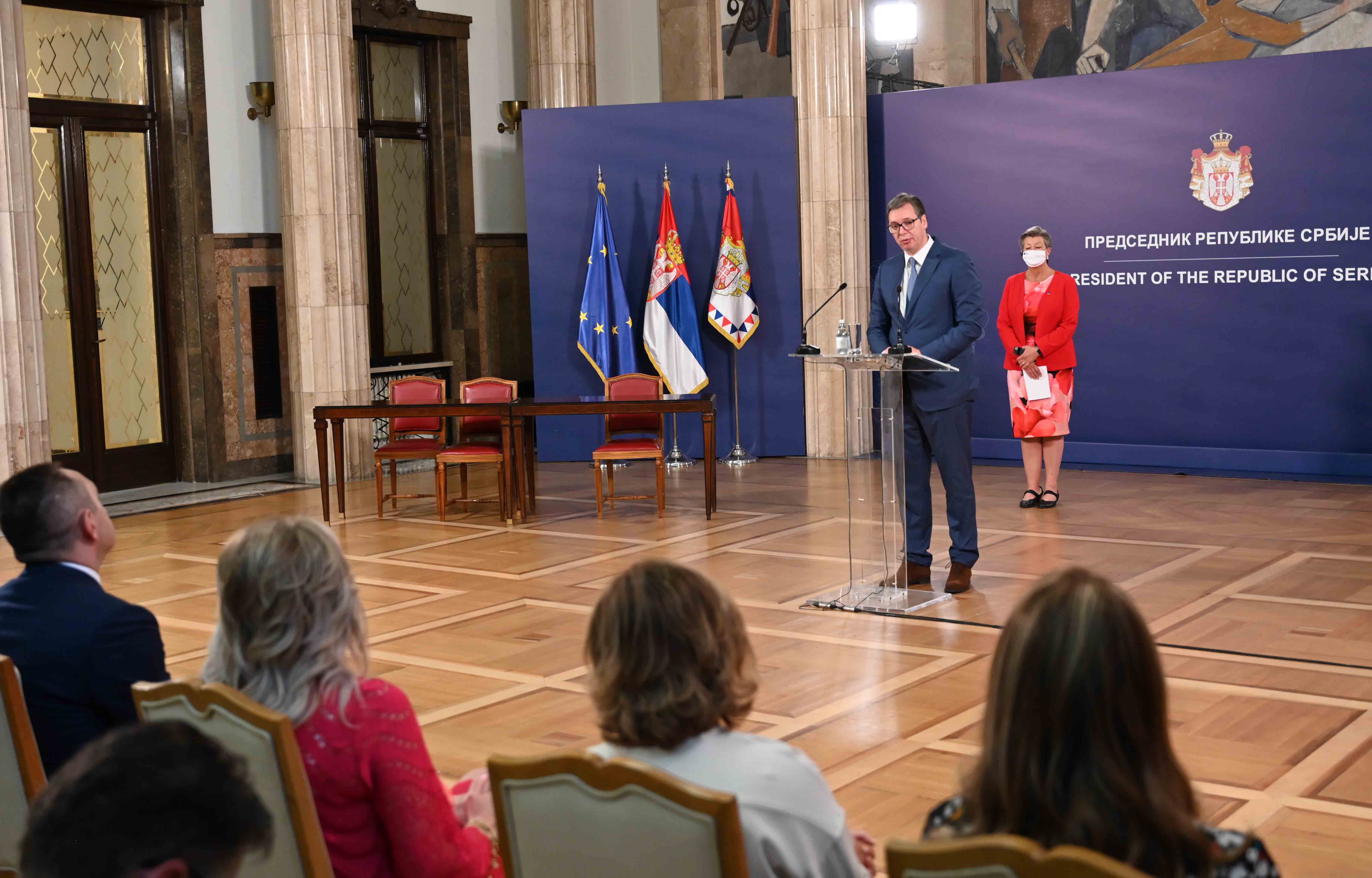 Predsednik Vučić: Od EU više od 11 miliona evra podrške za migrante