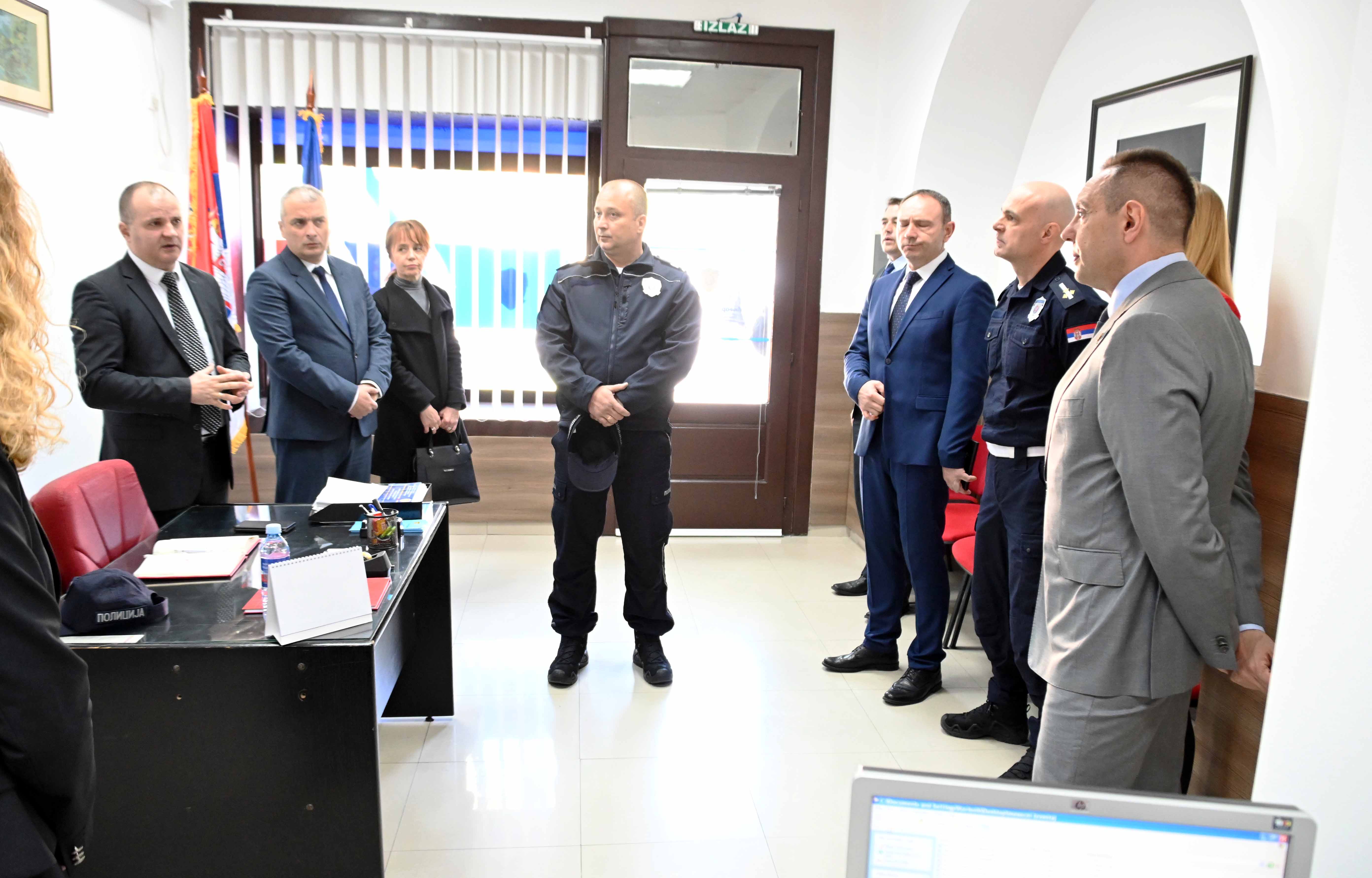 Ministar Aleksandar Vulin obišao Informativni centar Ministarstva unutrašnjih poslova u Pančevu i Mobilni informativni centar