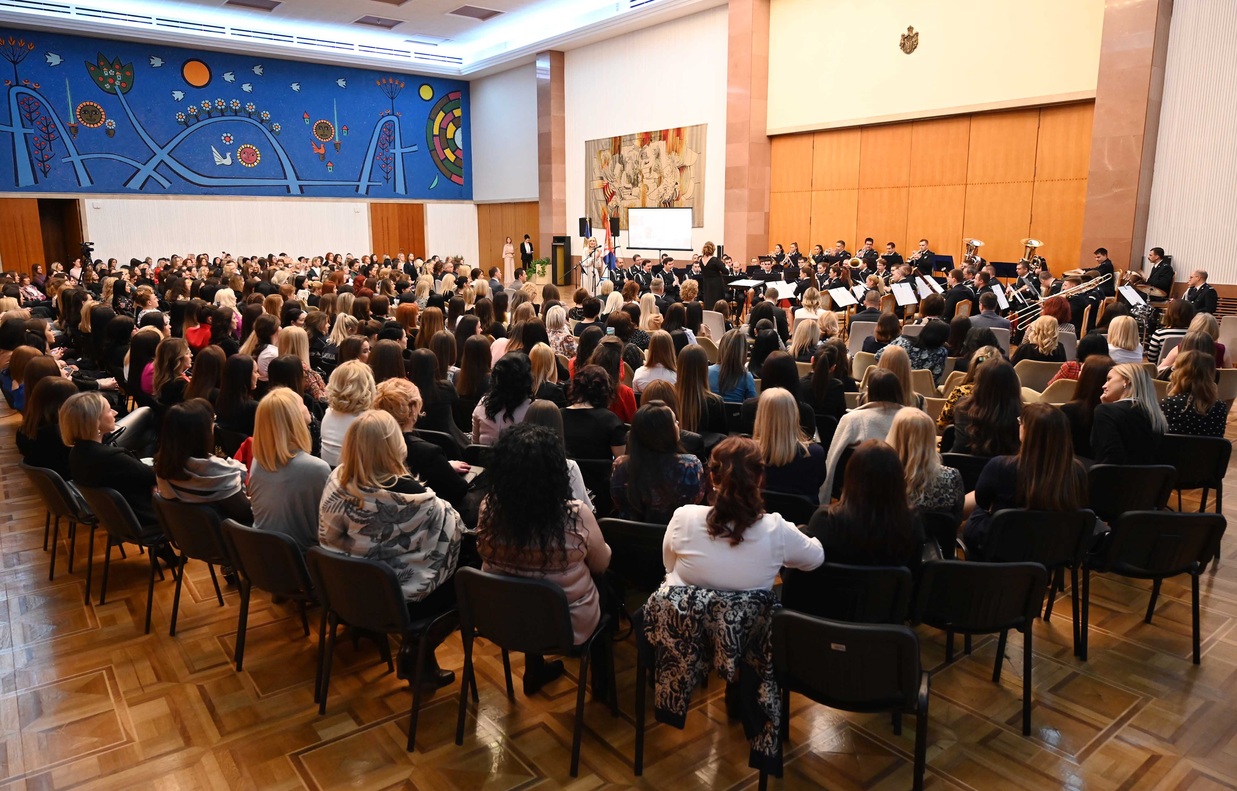 Министар Стефановић честитао  Дан жена свим припадницама Министарства унутрашњих послова