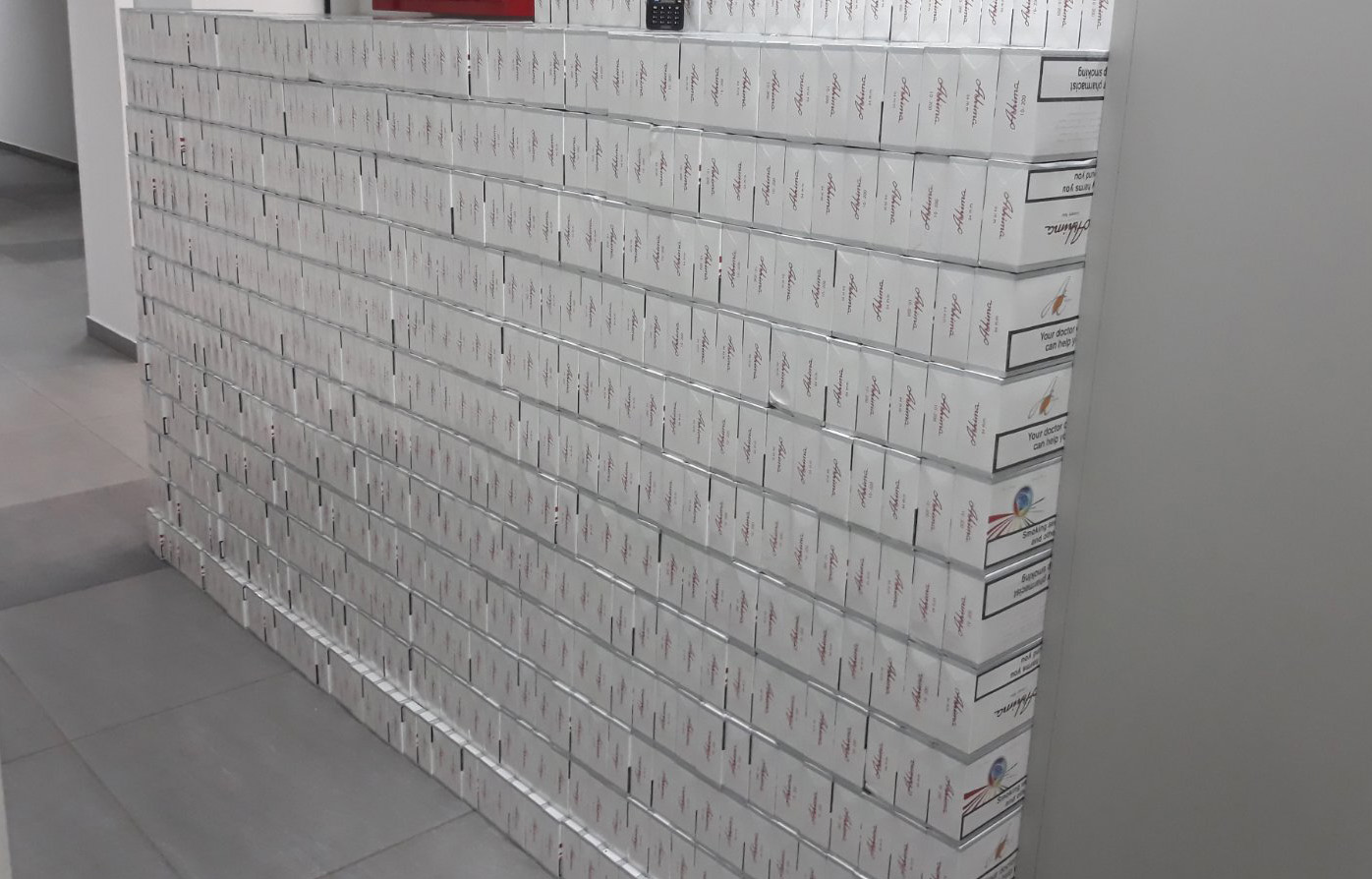 Zaplenjeno 12.500 paklica cigareta