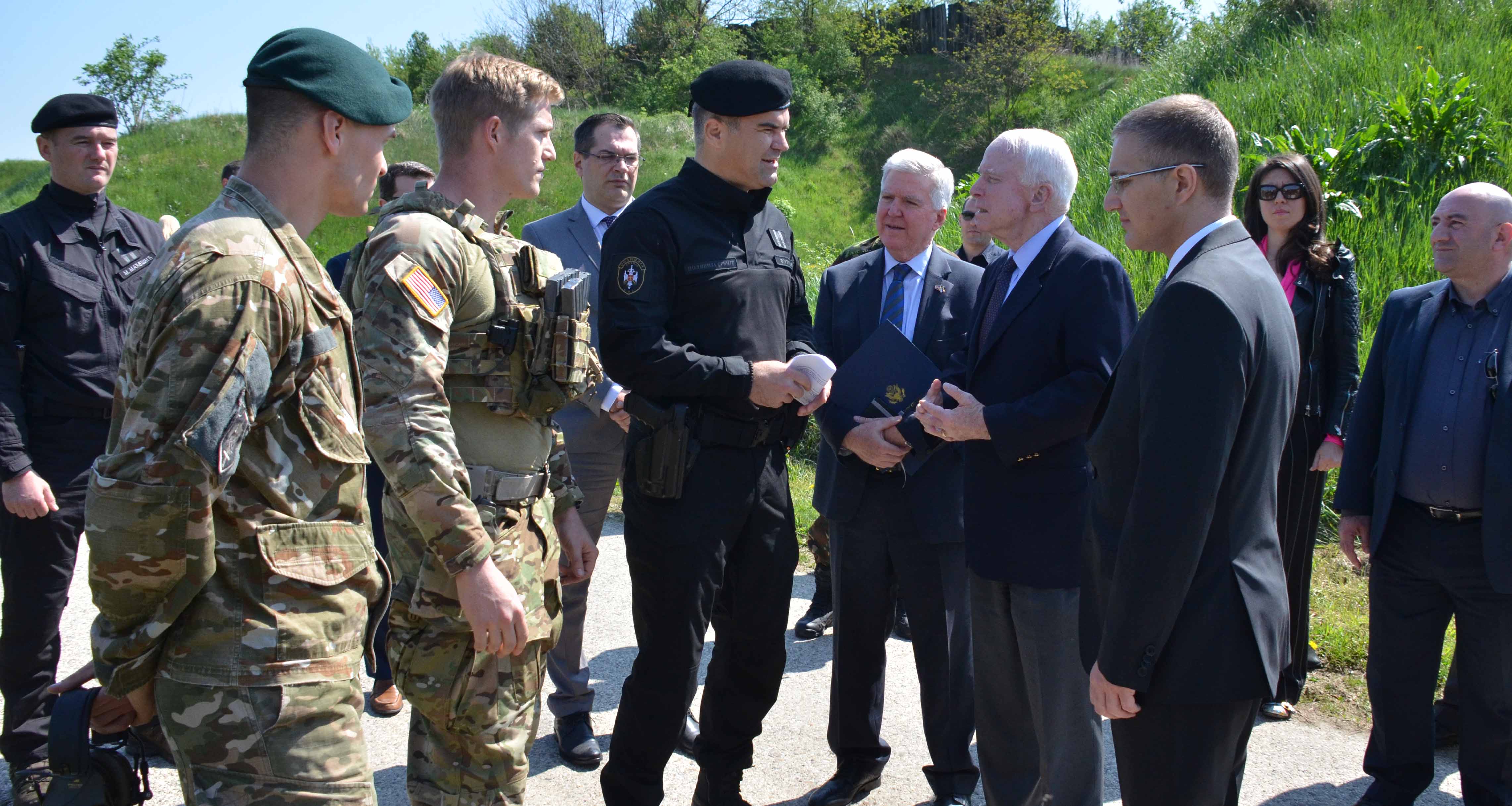 Stefanović i Mekejn prisustvovali zajedničkoj vežbi SAJ-a, SOCOM-a i Specijalnih enota 