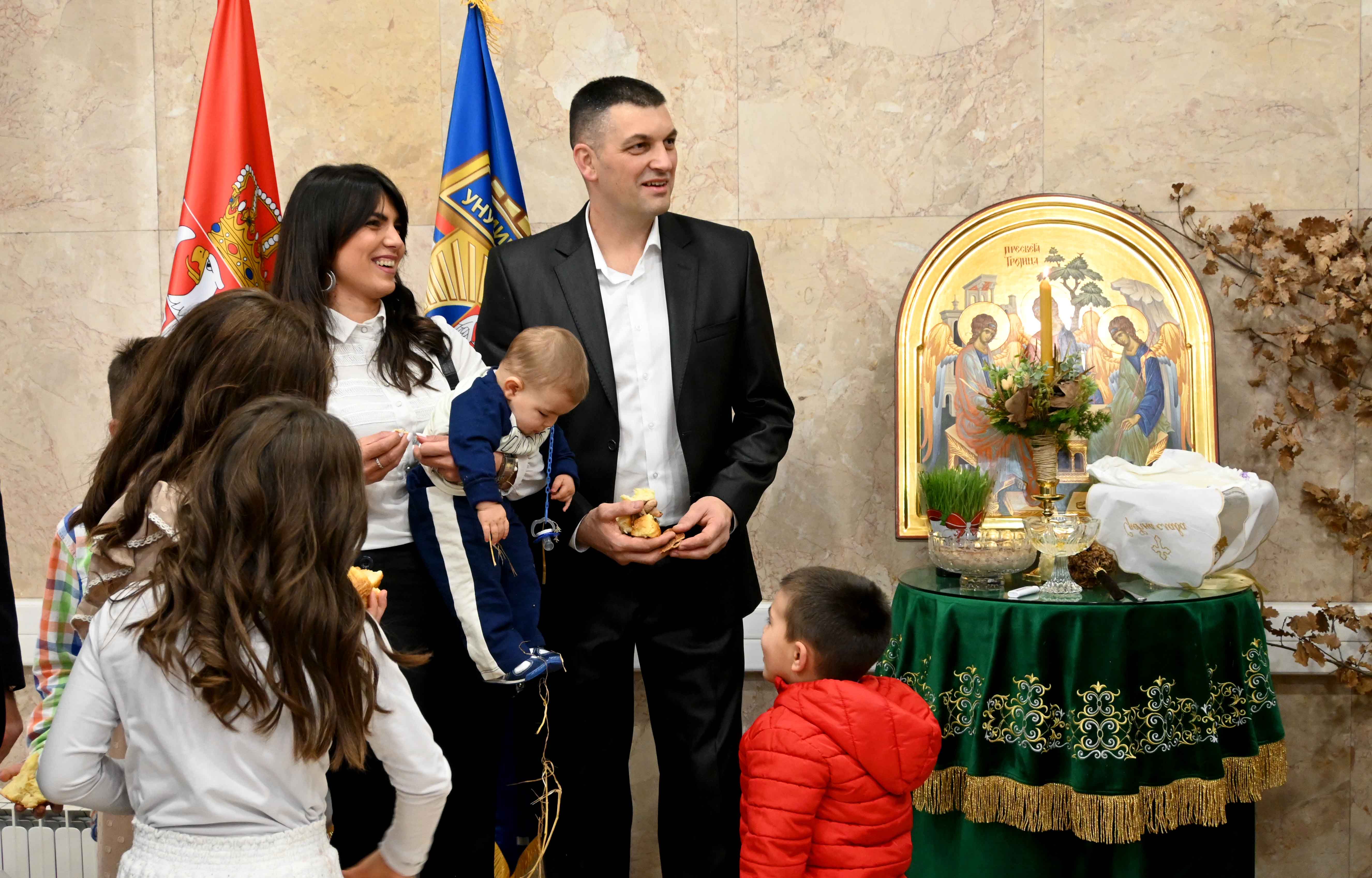 Министар Братислав Гашић угостио је породицу Бојане Ћурчић, помоћника командира Полицијске станице Нова Варош, мајку петоро деце
