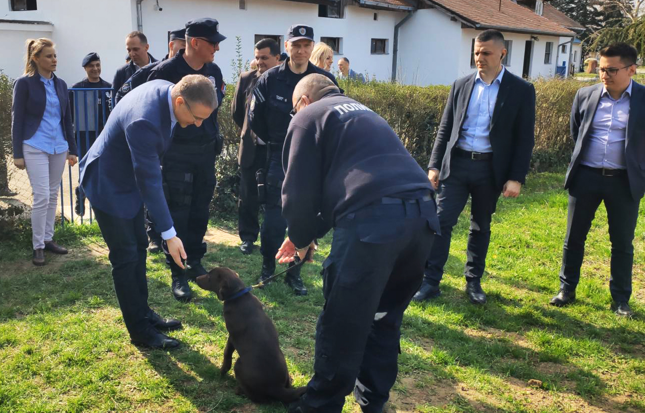 Mинистар Стефановић обишао Чету водича службених паса Полицијске бригаде
